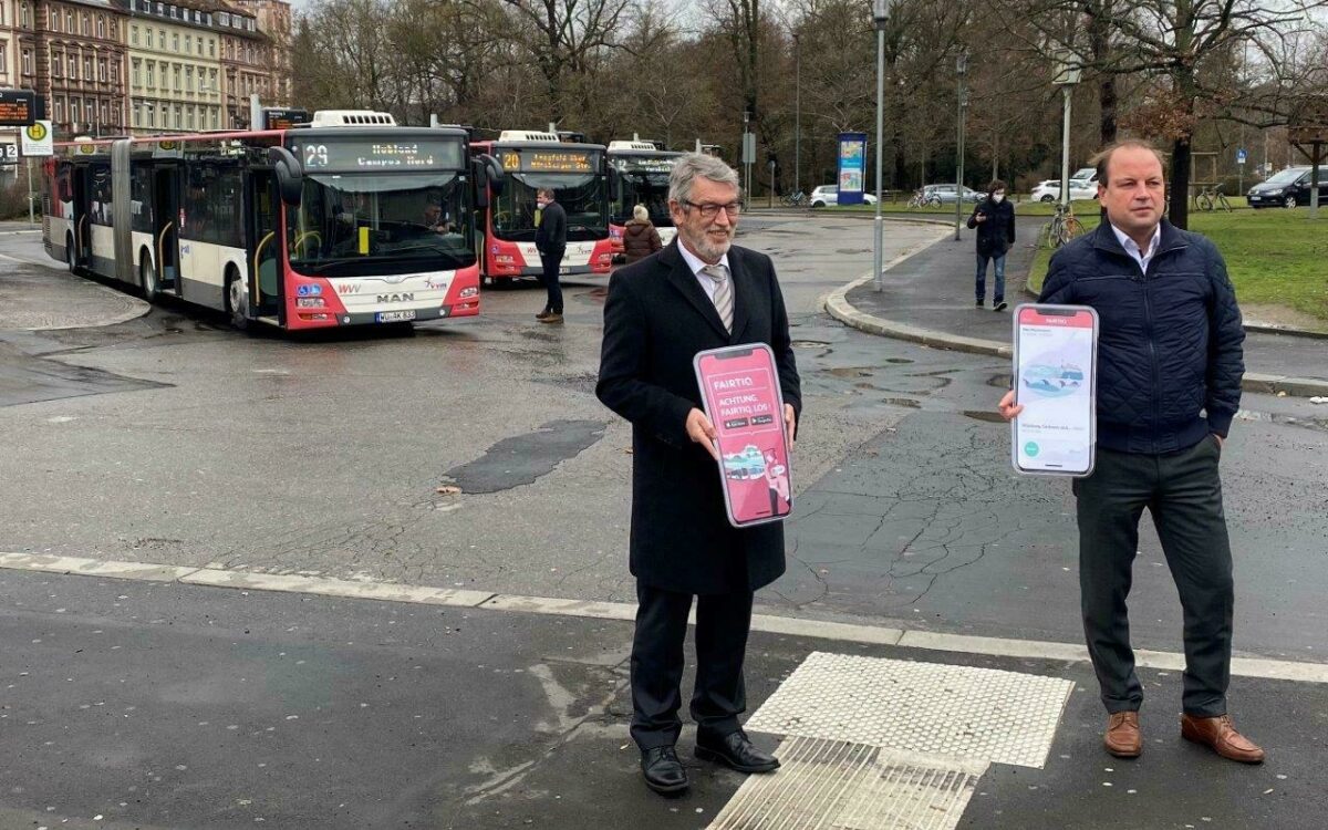 Der WVV-Geschäftsführer Thomas Schäfer und der APG-Betriebsleiter Dominik Stiller auf dem Bahnhofsvorplatz in Würzburg vor zwei Bussen, sie präsentieren die neue App Der WVV-Geschäftsführer Thomas Schäfer und der APG-Betriebsleiter Dominik Stiller auf dem Bahnhofsvorplatz in Würzburg vor zwei Bussen, sie präsentieren die neue App